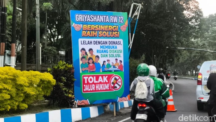 Banner kritik warga Griyashata Kota Malang