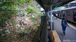 Bau Menyengat! Sampah Menumpuk di Sekitar Stasiun Jurangmangu