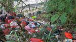 Bau Menyengat! Sampah Menumpuk di Sekitar Stasiun Jurangmangu