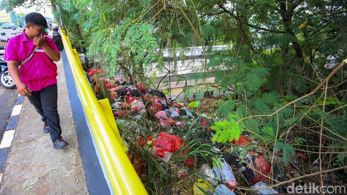 Kondisi lingkungan di sekitar Stasiun Jurangmangu, Tangerang Selatan, Banten, dipenuhi tumpukan sampah yang mengganggu kenyamanan pengguna kereta rel listrik (KRL), Selasa (7/4/2026). Gunungan sampah terlihat mencolok di area dekat stasiun dan menimbulkan bau tidak sedap yang menyengat.