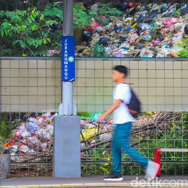 Bau Menyengat! Sampah Menumpuk di Sekitar Stasiun Jurangmangu