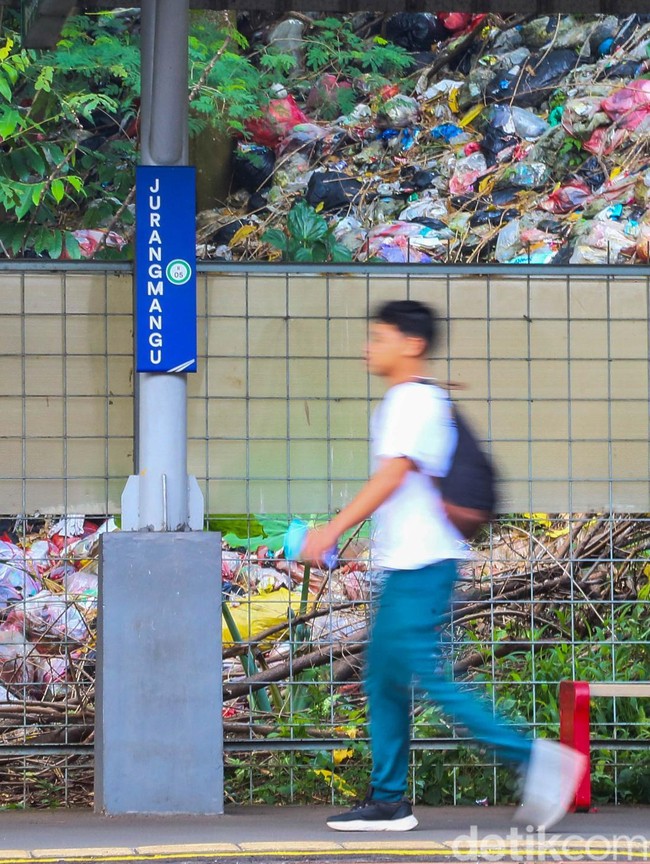 Bau Menyengat! Sampah Menumpuk di Sekitar Stasiun Jurangmangu