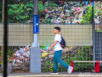 Bau Menyengat! Sampah Menumpuk di Sekitar Stasiun Jurangmangu