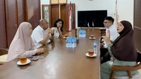 Bigmo bersama ibunya duduk satu meja dengan Azizah Salsha dan Andre Rosiade. Ada perbincangan soal permintaan maaf atas masalah pencemaran nama baik. (Foto: dok Instagram bigmoskyy)