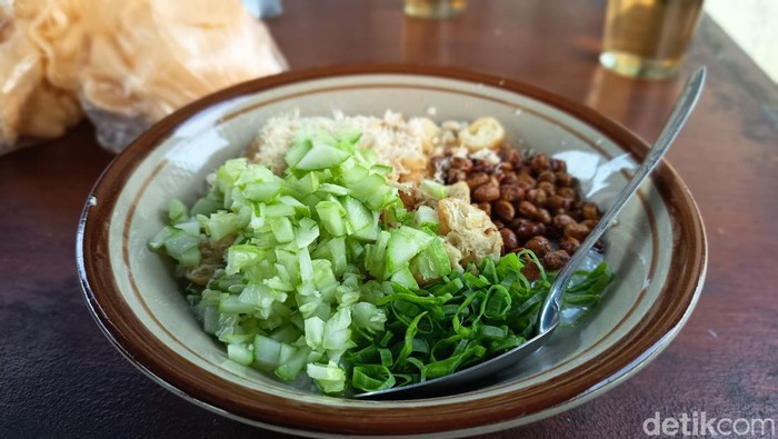 Bubur ayam pakai mentimun di Tasikmalaya.