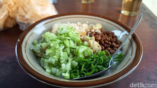 Bubur ayam pakai mentimun di Tasikmalaya.