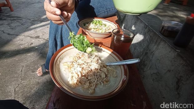 Bubur ayam pakai mentimun di Tasikmalaya.