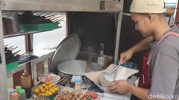 Bubur ayam pakai mentimun di Tasikmalaya.