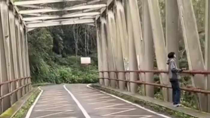 Penampakan tak sengaja sosok pria di Jembatan Cangar perbatasan Kota Batu-Mojokerto sebelum melompat bunuh diri