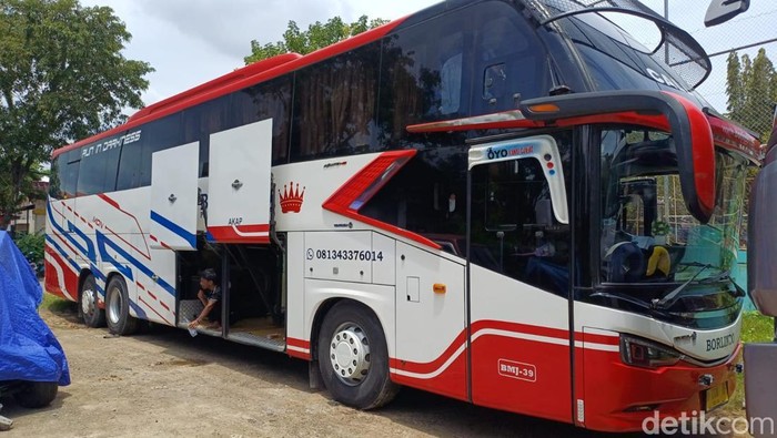 Bus Borlindo dan dua truk terlibat kecelakaan beruntun di Jalan Trans Sulawesi di Kabupaten Pangkep, Sulawesi Selatan (Sulsel).