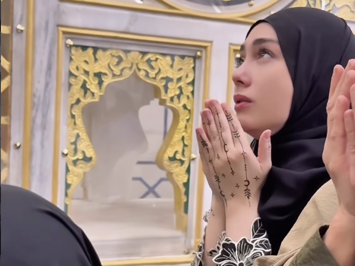 Celine Evangelista doa di Raudah.