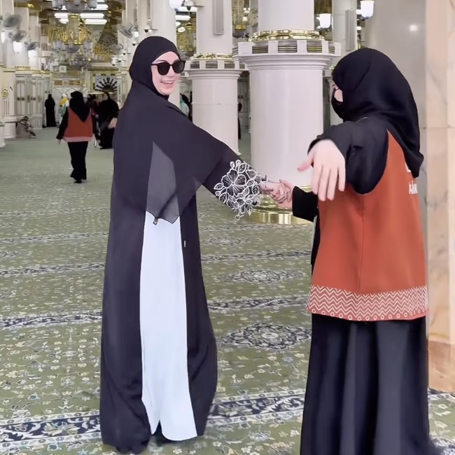 Bikin Iri, POV Celine Evangelista Disambut-Doa di Raudah Gak Berdesakan