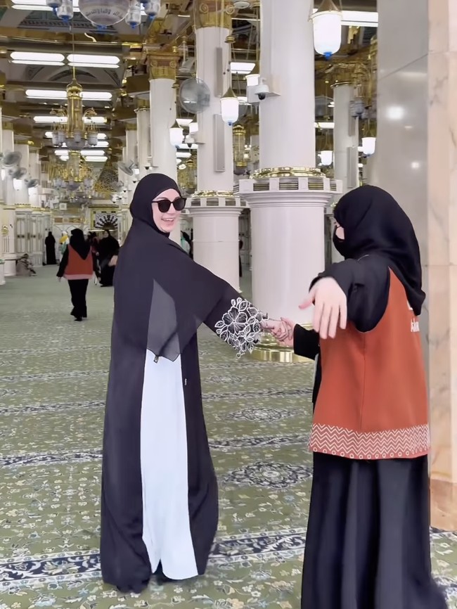 Bikin Iri, POV Celine Evangelista Disambut-Doa di Raudah Gak Berdesakan