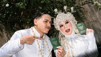 Cimoy juga memakai hijab saat akad nikah. Hal ini bikin netizen berkomentar. Samawa ya moi, kita ga tau kapan bisa benar² istiqomah ... Menikah seumur sehidup sekali fotonya akan abadi sampai akhir hayat, pilihan tepat menutup aurat bagi muslim meskipun belum bisa istiqomah tiap harinyaaa, terang akun ime****. dia pakai hijab pas akad, masyallah, imbuh akun lainnya.  Foto: dok instagram Cimoy dan delapanjamcorp