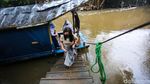 Demi Hemat Waktu, Pelajar Pilih Perahu Eretan untuk ke Sekolah