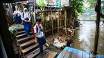 Demi Hemat Waktu, Pelajar Pilih Perahu Eretan untuk ke Sekolah