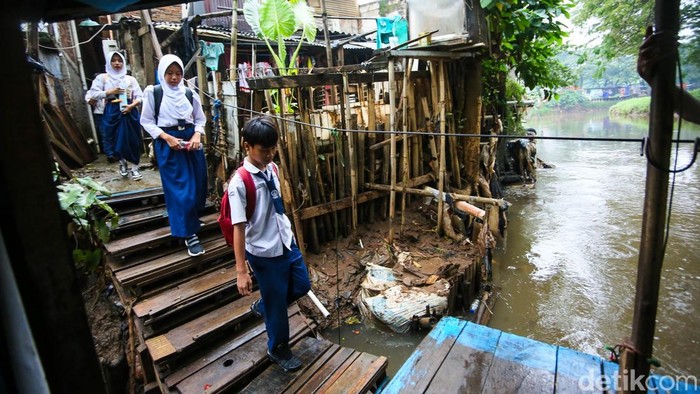 Sejumlah pelajar di kawasan Pesanggrahan, Jakarta, masih mengandalkan perahu eretan sebagai sarana penyeberangan untuk menuju sekolah. Moda transportasi sederhana ini dipilih karena dinilai lebih cepat dan praktis dibandingkan harus memutar melalui jalur darat.