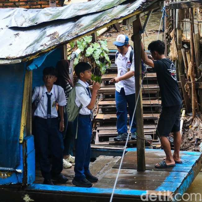 Demi Hemat Waktu, Pelajar Pilih Perahu Eretan untuk ke Sekolah