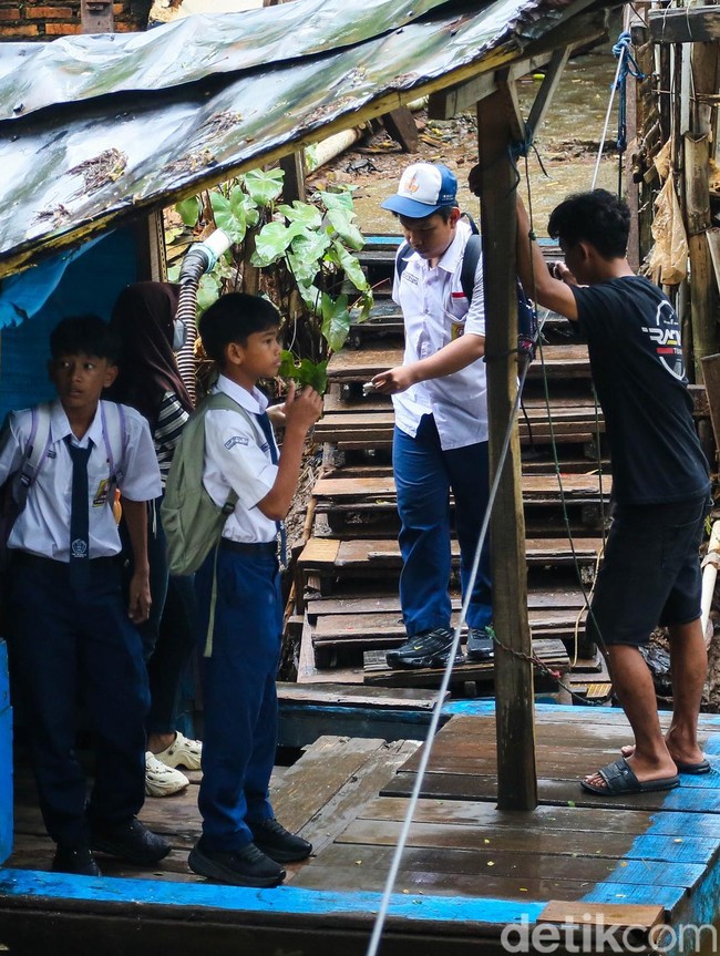 Demi Hemat Waktu, Pelajar Pilih Perahu Eretan untuk ke Sekolah
