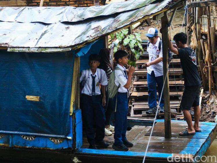 Demi Hemat Waktu, Pelajar Pilih Perahu Eretan untuk ke Sekolah