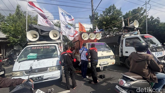 Demo buruh di Jemursari Surabaya