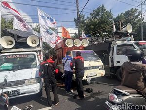 Waspada! Jalan Raya Jemursari Padat Ada Aksi Buruh