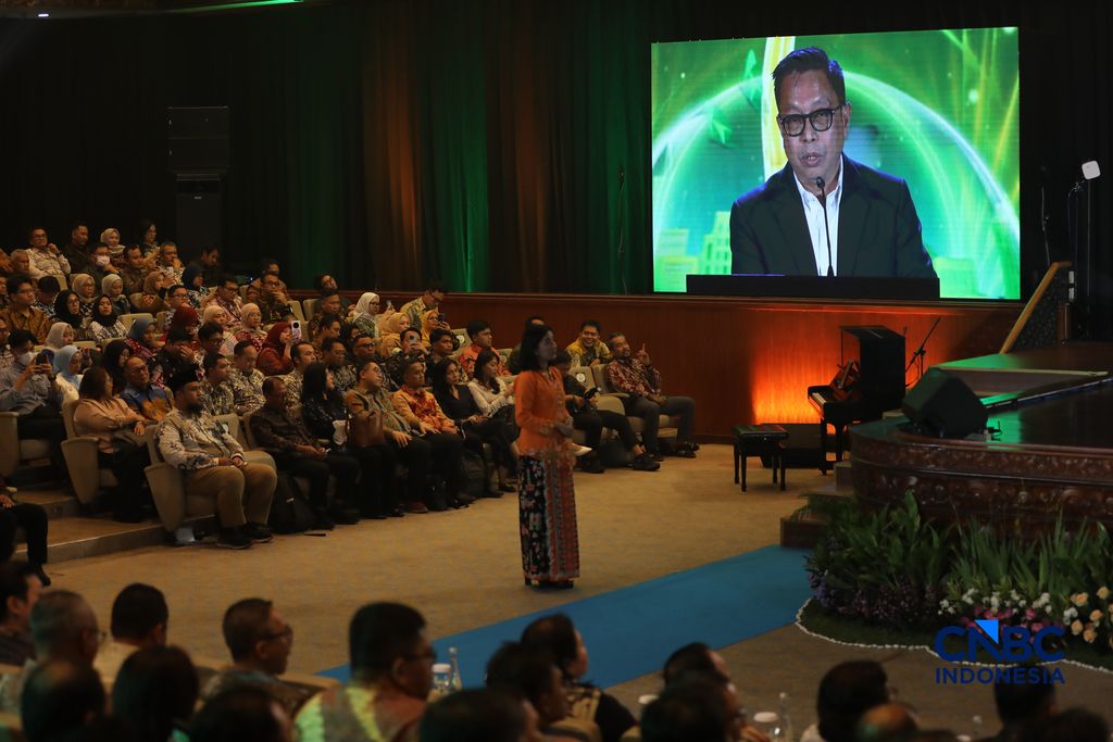 Deputi Bidang Pengendalian Pencemaran dan Kerusakan Kementerian Lingkungan Hidup, Rasio Ridho Sani menyampaikan laporan dalam acara Anugrerah Lingkungan Proper di Sasono Langen Budoyo, TMII, Jakarta, Selasa (7/4/2026). (CNBC Indonesia/Tri Susilo)