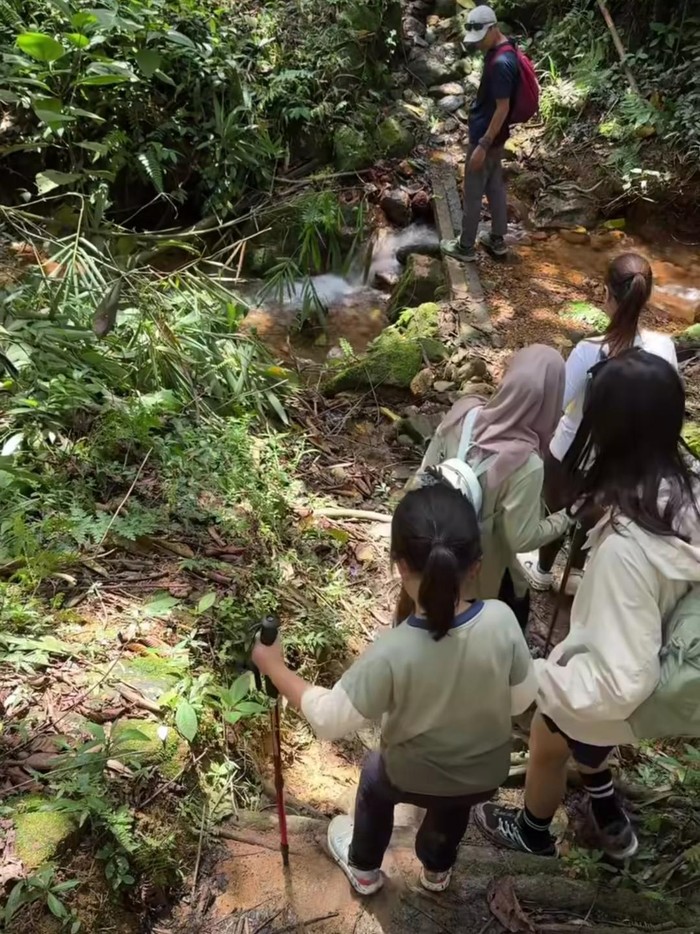 Sheila Dara hiking bareng keluarga Dion Wiyoko ke curug.