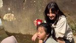 Sheila Dara Tersenyum Hiking ke Curug Bareng Keluarga Dion Wiyoko