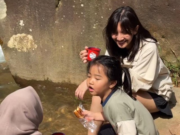 Sheila Dara hiking bareng keluarga Dion Wiyoko ke curug.