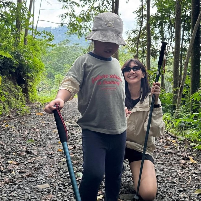 Sheila Dara Tersenyum Hiking ke Curug Bareng Keluarga Dion Wiyoko