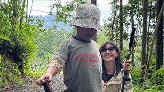 Sheila Dara Tersenyum Hiking ke Curug Bareng Keluarga Dion Wiyoko