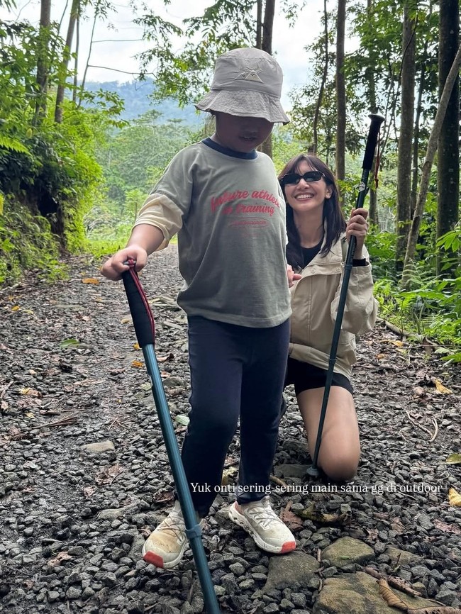 Sheila Dara Tersenyum Hiking ke Curug Bareng Keluarga Dion Wiyoko