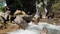 Inilah lokasi curug yang dikunjungi Dion bersama keluarga dan Sheila Dara. Mereka pergi ke curug kembar dan hordeng. Panjangnya kurleb 4K pp, level medium, kids friendly 4+ (saran gw jangan 1st timer ya). 2 tahun lalu GG udah pernah yg level easy ke curug ngapit dan cibingbing (lebih banyak family dan pet yang jalan ke sana). Untuk vendor gw rekomen @nextleveladventures.id, tulis Dion dilihat pada Selasa (7/4/2026). Foto: Instagram Story @dionwiyoko