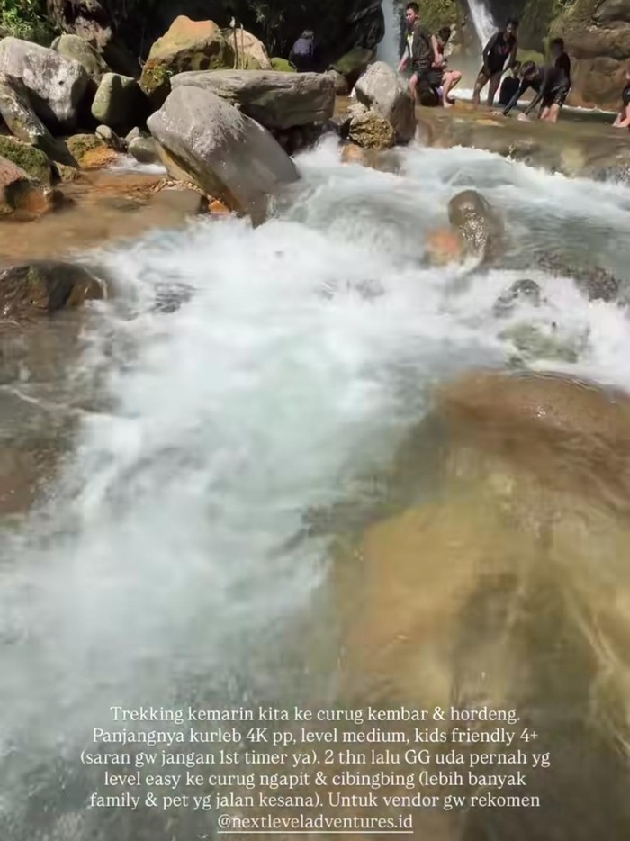 Sheila Dara hiking bareng keluarga Dion Wiyoko ke curug.