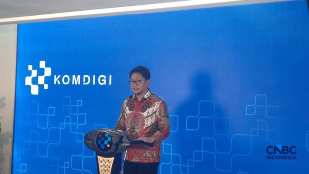Direktur Pengembangan Ekosistem Digital Direktorat Jenderal Ekosistem Digital, Sonny Hendra Sudaryana dalam konferensi pers, di kantor Komdigi, Selasa (7/4/2026). (CNBC Indonesia/Novina Putri Bestari)