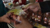 Program pangan bersubsidi melalui KJP ini bertujuan untuk membantu masyarakat memenuhi kebutuhan pokok dengan harga terjangkau sekaligus menjaga asupan gizi keluarga.
