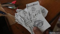 Warga juga diwajibkan menunjukkan bukti pembayaran melalui Bank Jakarta sebelum mengantre untuk pengambilan barang.