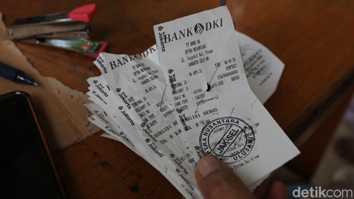 Antrean panjang terlihat dalam penjualan sembako murah melalui program pangan bersubsidi Kartu Jakarta Pintar (KJP) di kawasan Ulujami, Jakarta Selatan, Selasa (7/4/2026). Warga tampak memadati lokasi sejak pagi hari untuk mendapatkan kebutuhan pokok dengan harga terjangkau.