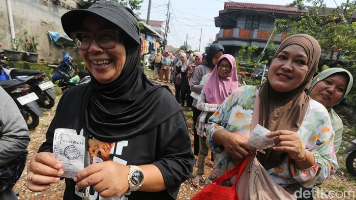 Antrean panjang terlihat dalam penjualan sembako murah melalui program pangan bersubsidi Kartu Jakarta Pintar (KJP) di kawasan Ulujami, Jakarta Selatan, Selasa (7/4/2026). Warga tampak memadati lokasi sejak pagi hari untuk mendapatkan kebutuhan pokok dengan harga terjangkau.