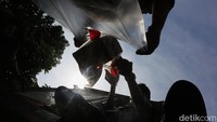 Petugas melayani pembelian langsung dari truk boks freezer untuk menjaga kualitas bahan pangan, khususnya daging dan ikan agar tetap segar.