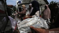 Warga tampak memadati lokasi sejak Selasa (7/4/2026) pagi untuk mendapatkan kebutuhan pokok dengan harga terjangkau. Program ini disambut antusias karena harga yang ditawarkan jauh di bawah harga pasar.