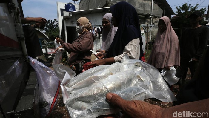Antrean panjang terlihat dalam penjualan sembako murah melalui program pangan bersubsidi Kartu Jakarta Pintar (KJP) di kawasan Ulujami, Jakarta Selatan, Selasa (7/4/2026). Warga tampak memadati lokasi sejak pagi hari untuk mendapatkan kebutuhan pokok dengan harga terjangkau.
