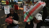 Dalam program tersebut, berbagai kebutuhan pokok dijual dengan harga miring, seperti daging seharga Rp35.000 per kilogram, ayam potong Rp8.000 per kilogram, ikan kembung Rp13.000 per kilogram, beras Rp30.000 per 5 kilogram, serta telur Rp10.000 per kilogram.