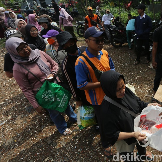 Diserbu Warga! Antrean Sembako Murah KJP Mengular di Jaksel