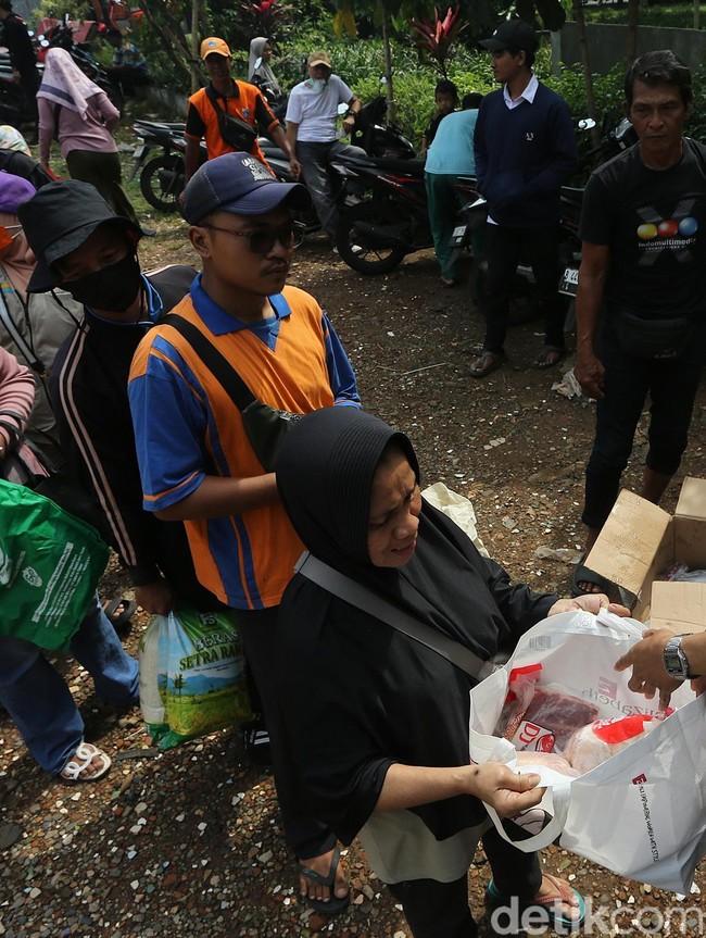 Diserbu Warga! Antrean Sembako Murah KJP Mengular di Jaksel