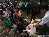 Diserbu Warga! Antrean Sembako Murah KJP Mengular di Jaksel