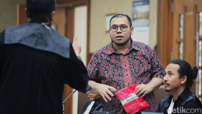 Terdakwa kasus dugaan korupsi pengadaan laptop berbasis Chromebook di Kemendikbudristek tahun 2019-2022 Ibrahim Arief (kanan) kembali menjalani sidang lanjutan di Pengadilan Tipikor, Jakarta, Selasa (7/4/2026). Sidang dengan terdakwa mantan konsultan