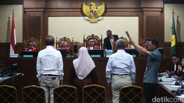 Terdakwa kasus dugaan korupsi pengadaan laptop berbasis Chromebook di Kemendikbudristek tahun 2019-2022 Ibrahim Arief (kanan) kembali menjalani sidang lanjutan di Pengadilan Tipikor, Jakarta, Selasa (7/4/2026). Sidang dengan terdakwa mantan konsultan teknologi di Kemendikbudristek itu beragendakan mendengarkan keterangan saksi ahli yang dihadirkan tim advokat yaitu mantan Menkominfo Rudiantara, ahli IT dari ITB Agung Harsoyo dan ahli hukum pidana dari UI Eva Achjani Zulfa.