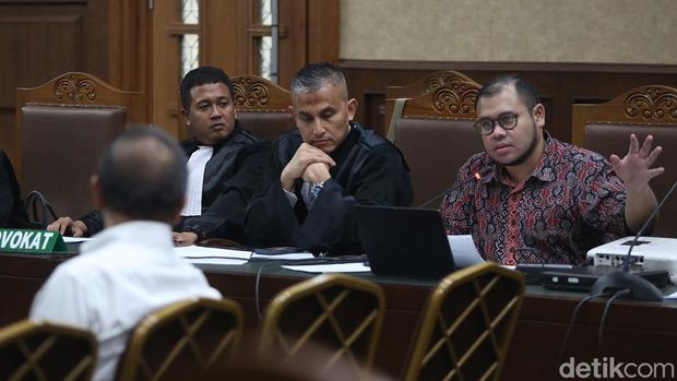 Terdakwa kasus dugaan korupsi pengadaan laptop berbasis Chromebook di Kemendikbudristek tahun 2019-2022 Ibrahim Arief (kanan) kembali menjalani sidang lanjutan di Pengadilan Tipikor, Jakarta, Selasa (7/4/2026). Sidang dengan terdakwa mantan konsultan teknologi di Kemendikbudristek itu beragendakan mendengarkan keterangan saksi ahli yang dihadirkan tim advokat yaitu mantan Menkominfo Rudiantara, ahli IT dari ITB Agung Harsoyo dan ahli hukum pidana dari UI Eva Achjani Zulfa.